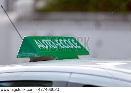 Green Car Roof Sign Saying In French 