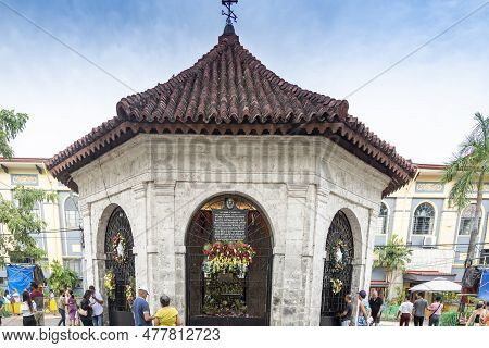 Cebu City,cebu,philippines-january 17 2023:many Religious Catholic Families,and Their Young Children