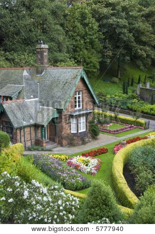 kleines Haus mit Garten