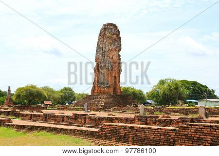 Asian Religious Architecture. Ancient Buddhist Temple Ruins At Wat Lokaya Sutha Temple In Ayutthaya