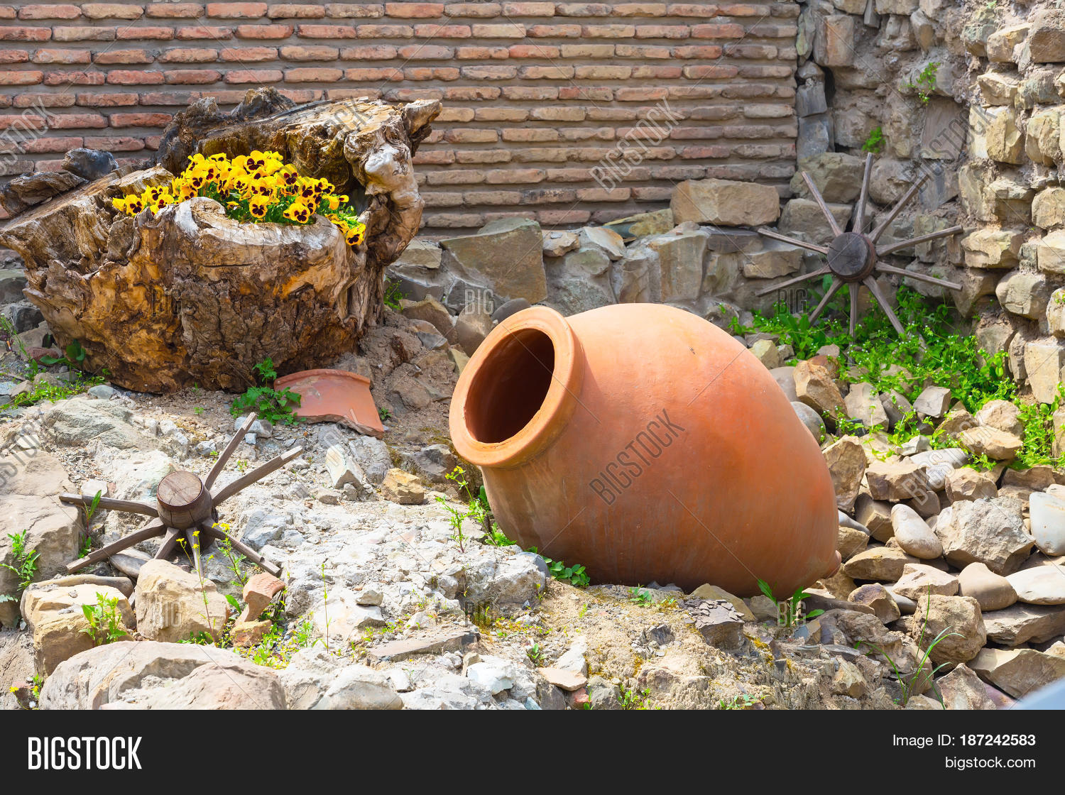 Армянский аналог амфоры квеври. Квеври вино грузия. Квеври грузия. Армянский аналог амфоры квеври. Армения карас сосуд.