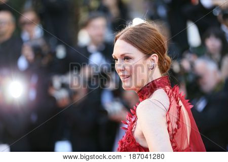 Julianne Moore attends the 'Ismael's Ghosts (Les Fantomes d'Ismael)' screening and Opening Gala during the 70th annual Cannes Film Festival at Palais des Festivals on May 17, 2017 in Cannes, France.