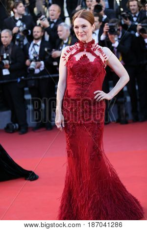 Julianne Moore attends the 'Ismael's Ghosts (Les Fantomes d'Ismael)' screening and Opening Gala during the 70th annual Cannes Film Festival at Palais des Festivals on May 17, 2017 in Cannes, France.