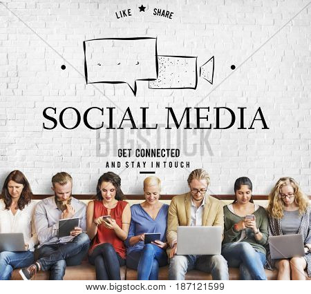 Social Media Conversation Message Talk Speech Bubble Graphic