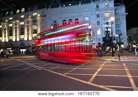 double decker in piccadilly circus by night