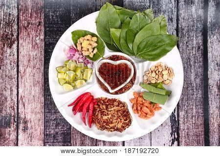 Leaf-wrapped Bite-size Appetizer, Miang Kum