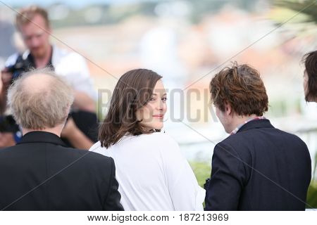  Marion Cotillard attends the 'Ismael's Ghosts (Les Fantomes d'Ismael)' photocall during the 70th annual Cannes Film Festival at Palais des Festivals on May 17, 2017 in Cannes, France. 