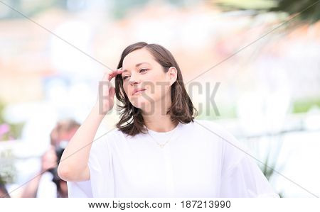  Marion Cotillard attends the 'Ismael's Ghosts (Les Fantomes d'Ismael)' photocall during the 70th annual Cannes Film Festival at Palais des Festivals on May 17, 2017 in Cannes, France. 