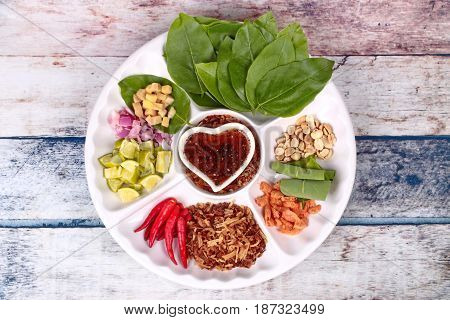 Leaf-wrapped Bite-size Appetizer, Miang Kum