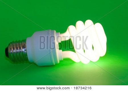 CFL lâmpada sobre fundo verde
