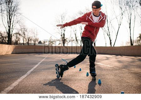 Roller skater rides the snake, speed exercise