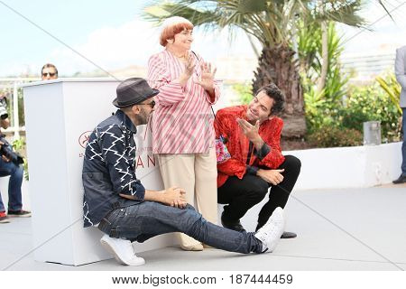 Matthieu Chedid (R), Agnes Varda and JR (L) attend the 'Faces, Places (Visages, Villages)' photocall during the 70th annual Cannes Festival at Palais des Festivals on May 19, 2017 in Cannes, France. 