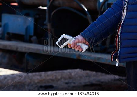 Measuring the temperature of asphalt with an infrared laser device