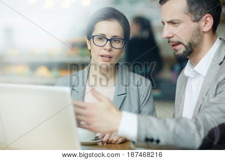 Group of economists discussing online data at meeting