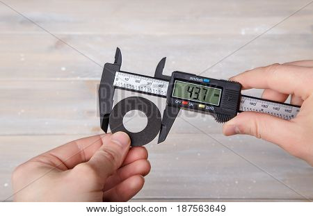 Measurement of the diameter of the rubber gasket with a caliper