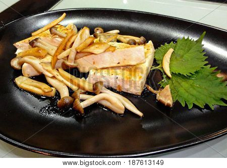 mushrooms and tofu in hot plate
Teppanyaki grill of mushrooms, tofu and herbs in a sizzling plate