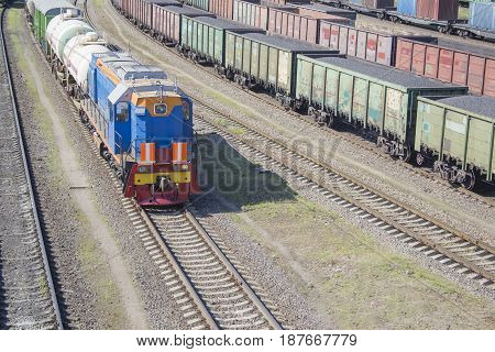 the locomotive pushes the wagons and tanks with liquefied gas.