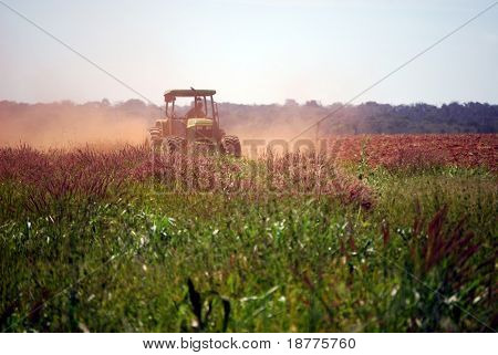 Traktor ploughing brak felt
