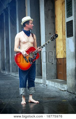 NEW ORLEANS - 2 sett: Un musicista non identificato si trova in un quartiere francese vuota del centro nuovo Orl