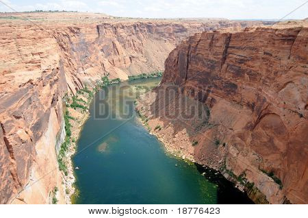 Colorado River kører under Glen Canyon dæmningen, nær side i Arizona