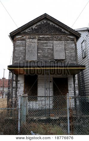 Una casa vuota alveoli in Braddock, Pennsylvania, una città di poster di urban decay