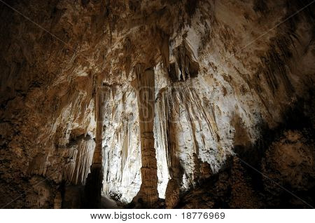 Die zweitgrößte Höhle-Kammer in der Welt (mehr als 1 km lange und über 100 Meter hoch) ist locat