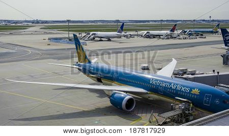 The apron of Frankfurt airport - Vietnam airlines - FRANKFURT - GERMANY -  2017