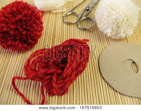 Making of small pompons in red and white