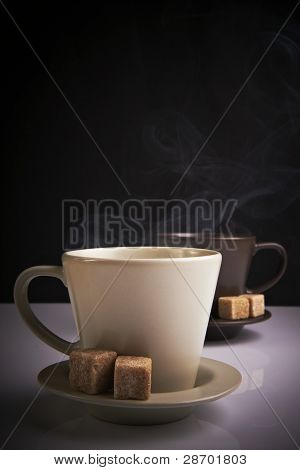 dois copos de bebida quente em fundo misto de branco e preto
