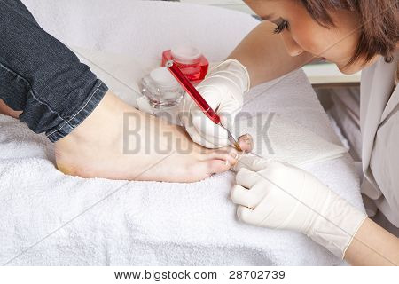 工作的脚趾甲指甲设计师