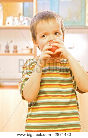 少年はリンゴを食べる