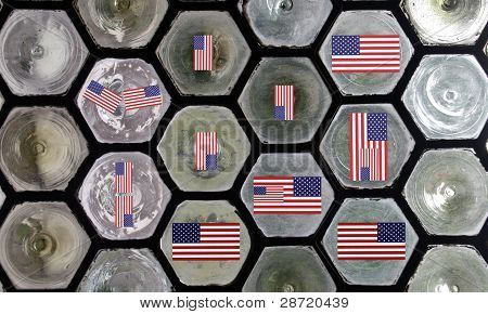Abstrakt glas flaska bottnar i amerikanska flaggor