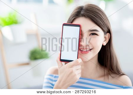 Pretty Woman Show Her Brandnew Smart Phone With Empty Screen