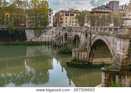 Rome, Italy - November 4, 2018: Ponte Santangelo, Once The Aelian Bridge Or Pons Aelius, Meaning The