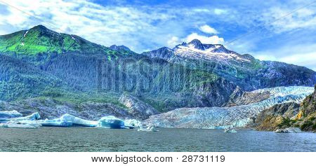 Mountans en een gletsjermeer