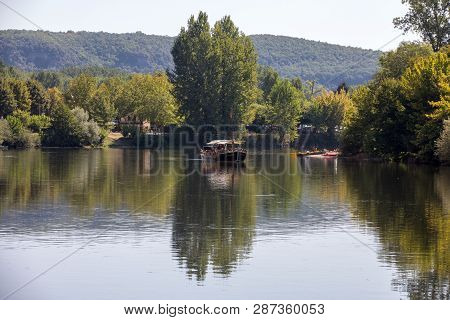 Beynac Et Cazenac, Dordogne, France - September 4, 2018: Canoeing And Tourist Boat, In French Called