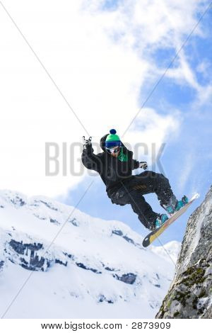 Erkek Snowboarder, snowboard ile atlama