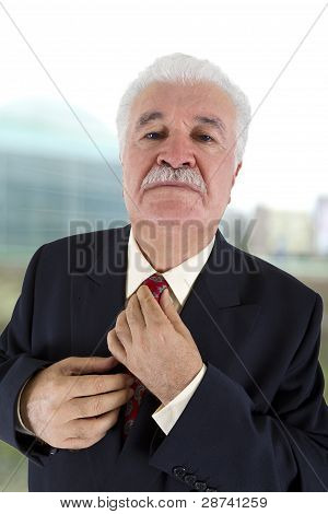 Zkušený podnikatel Adjustinh kravatu