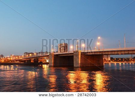 Volodarsky สะพานในเวลากลางคืน