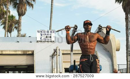 Los Angeles, California, Usa - August 25, 2015: Close Up Of A Bodybuilder Performing Slow Controlled