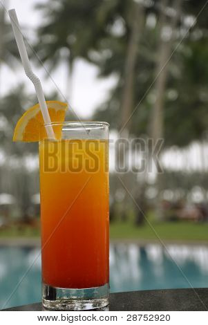 Стакан Tequila Sunrise с бассейном