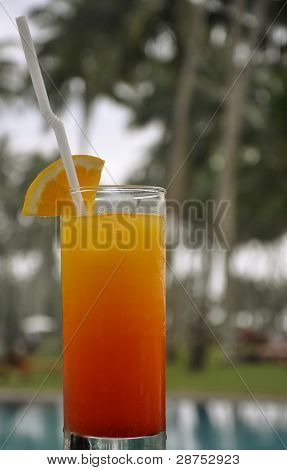 Стакан Tequila Sunrise с бассейном