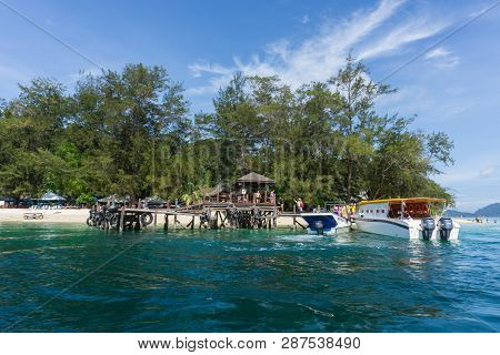 Kota Kinabalu,sabah, Malaysia-january 14, 2018 : Beautiful Landscape View Of Mamutik Island, With Cl