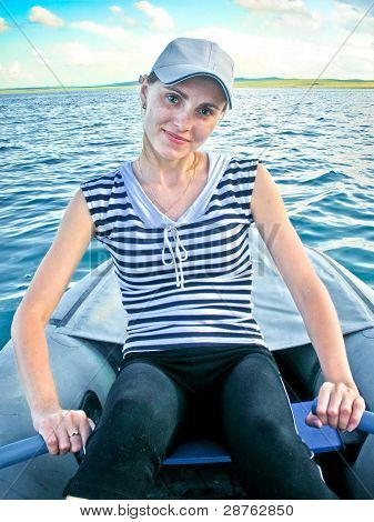 ragazza in barca