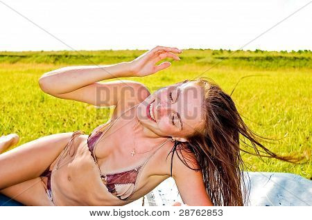 Ridere ragazza in bikini.