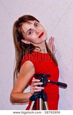 Una ragazza in un vestito rosso