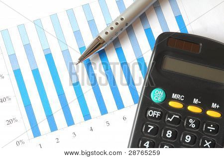Diagramm mit Taschenrechner und Stift
