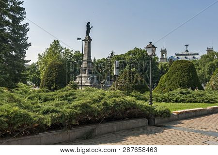 Ruse, Bulgaria - May 1, 2008: Monument Of Freedom At The Center Of City Of Ruse, Bulgaria