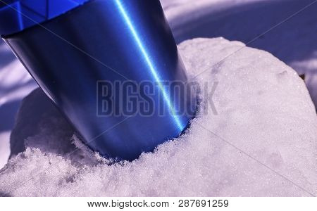 Thermal Mug To Keep The Temperature Warm Or Cold. For Storage Of Hot Or Cold Drinks