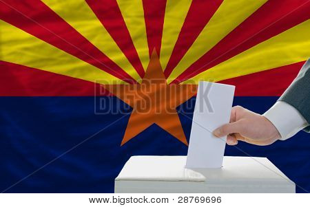 Az ember a szavazás választások előtt zászló nekünk Arizona állam zászlaja